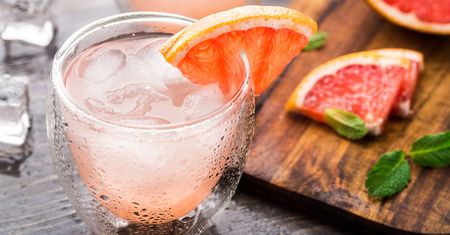 Koncentrat lemoniady różowej przygotowany z wodą
