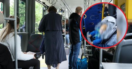 "Wyrzucił mnie z dziećmi z autobusu". Nagranie z monitoringu ujawnia więcej, niż chciałaby matka