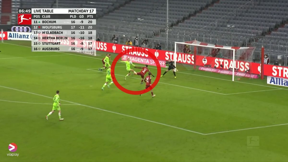 Robert Lewandowski strzela gola w meczu z Wolfsburgiem
