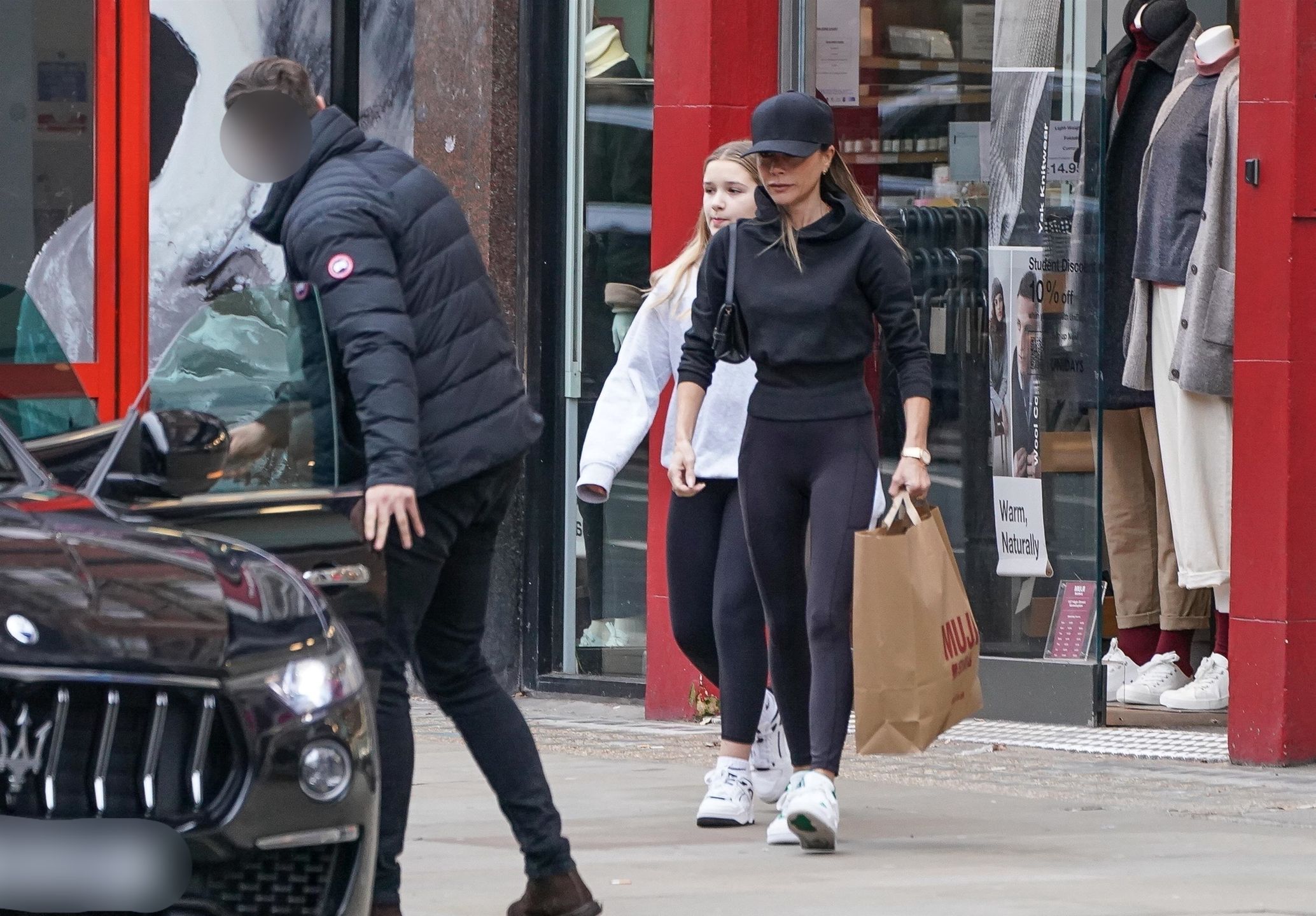 Victoria Beckham buszuje po sklepach z 11-letnią córką Harper