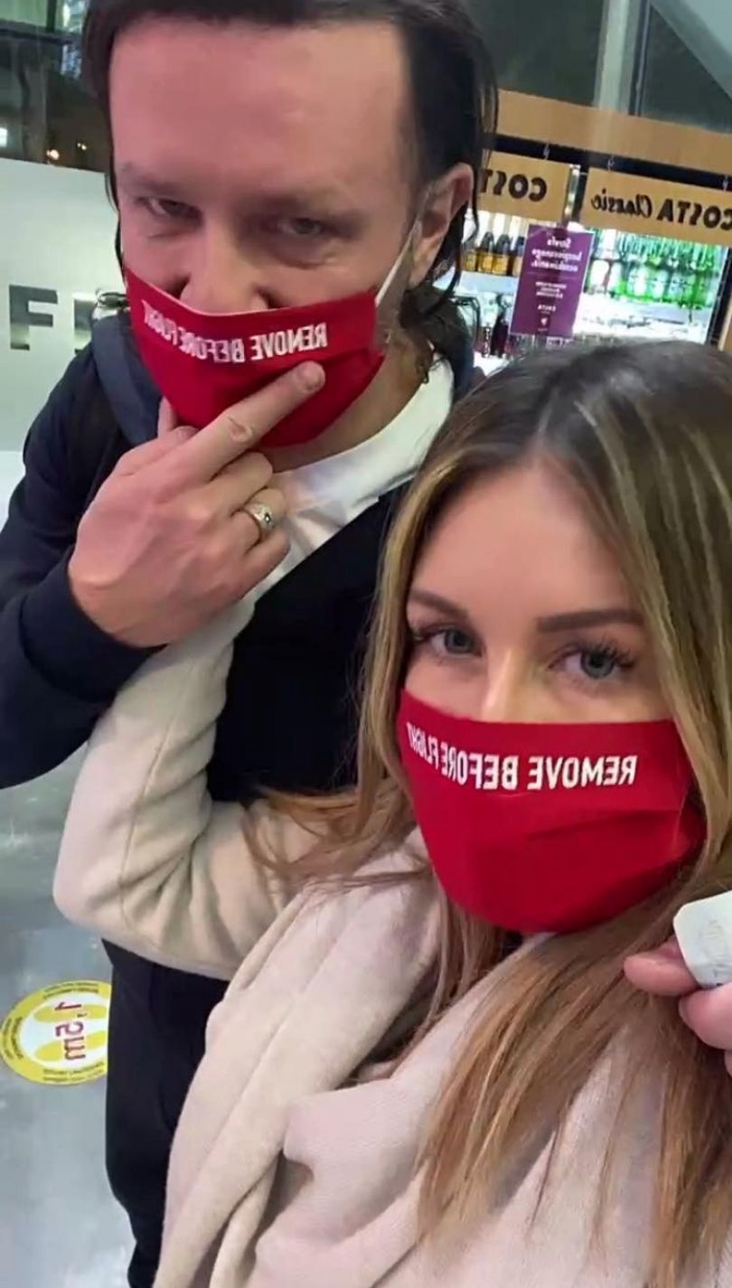 Małgorzata Rozenek i Radosław Majdan pozdrawiają z lotniska przed rodzinną wycieczką