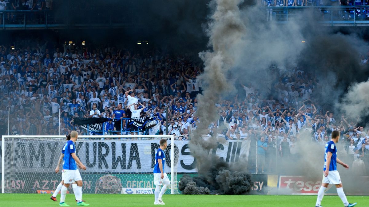 Mecz Lech - Legia w Poznaniu został przerwany przez zachowanie pseudokibiców