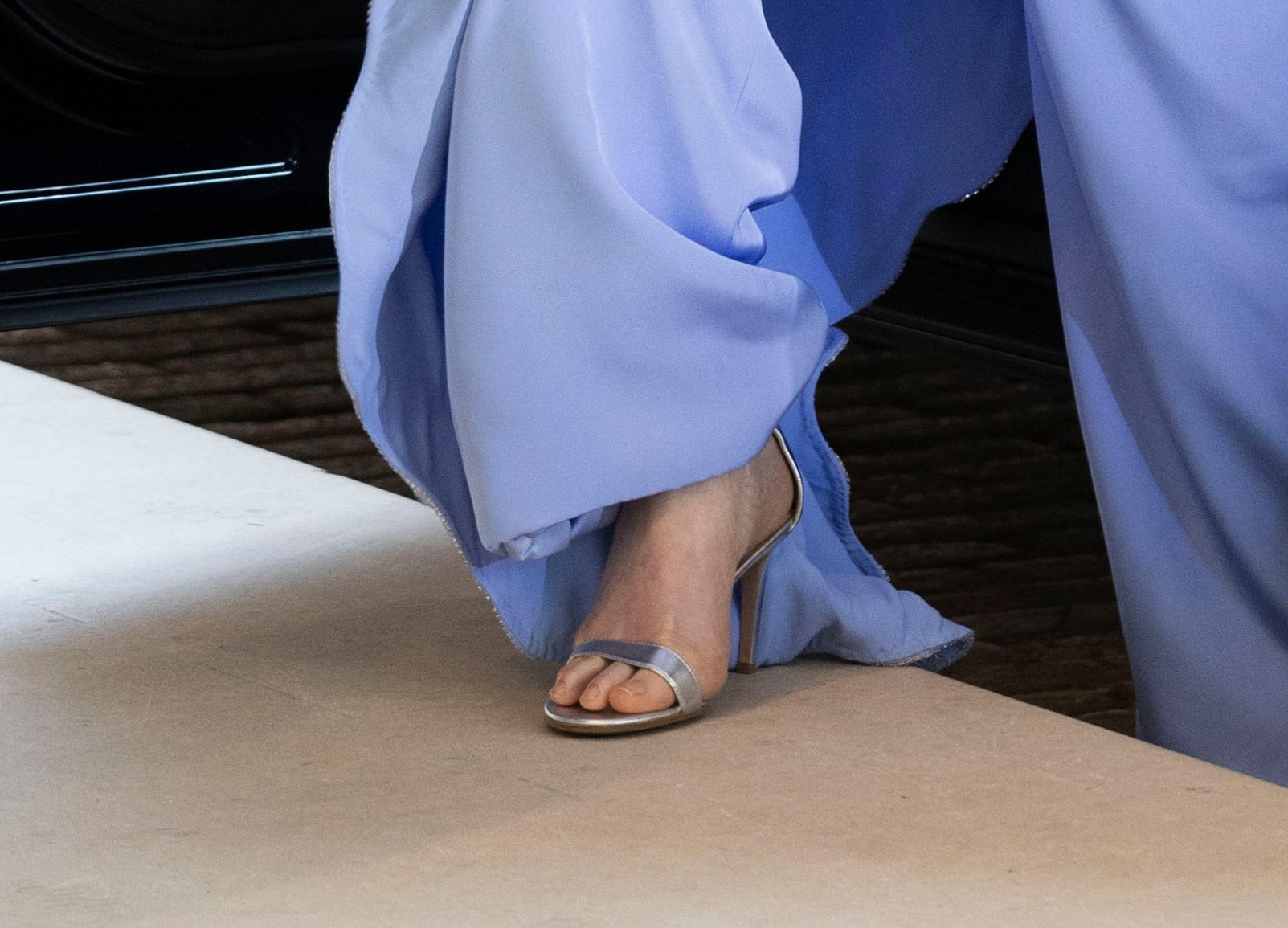 Stylizację Charlene uzupełniły sandały na szpilce