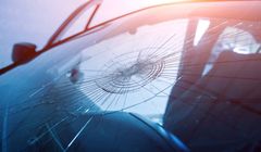 Uwaga, kamień leci spod kół! Sprawdź zalety ubezpieczenia szyb