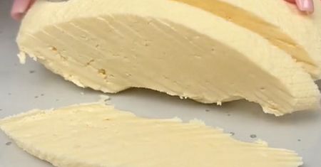Sporo zaoszczędzisz. Tani domowy ser gwiazdy MasterChefa