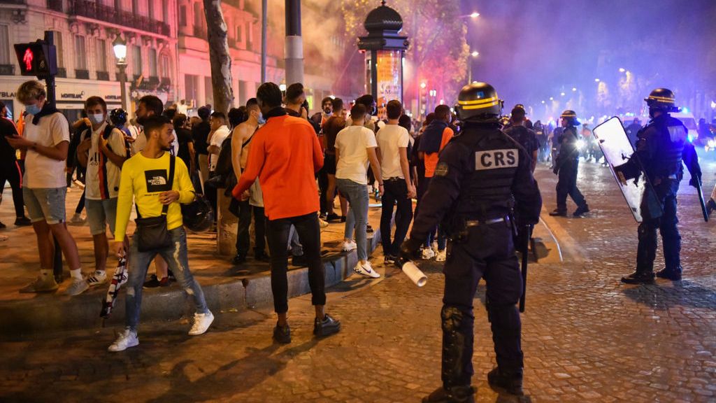 Getty Images /  Julien Mattia/Anadolu Agency / Na zdjęciu: kibice świętujący awans PSG