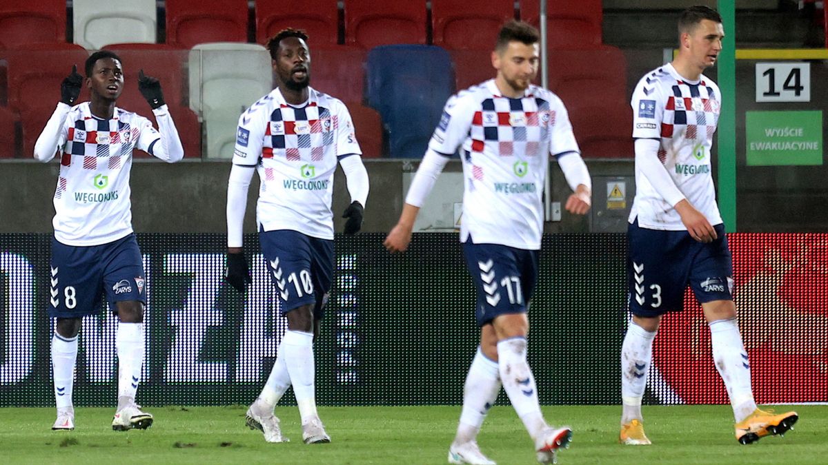 PAP / Andrzej Grygiel  / Na zdjęciu: piłkarze Górnika Zabrze cieszą się z gola Alasana Manneha