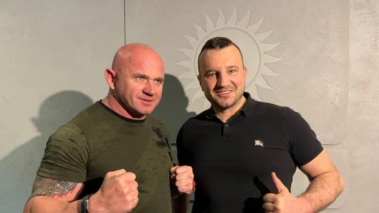 Materiały prasowe / Krystian Pudzianowski (z lewej) i i prezes FEN Paweł Jóźwiak po podpisaniu kontraktu