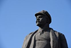 Pomnik Lenina w Nowosybirsku pomalowany w barwy Ukrainy