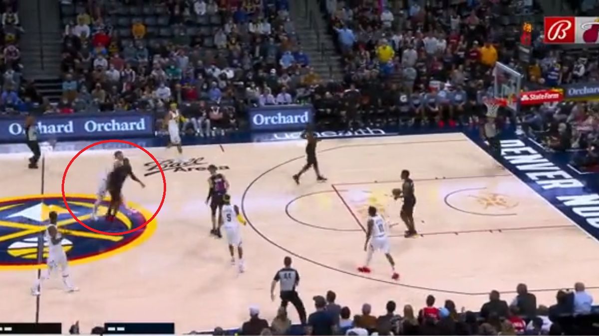 Twitter / Yahoo Sports/NBA TV / Na zdjęciu: moment, w którym Nikola Jokić atakuje Markieffa Morrisa