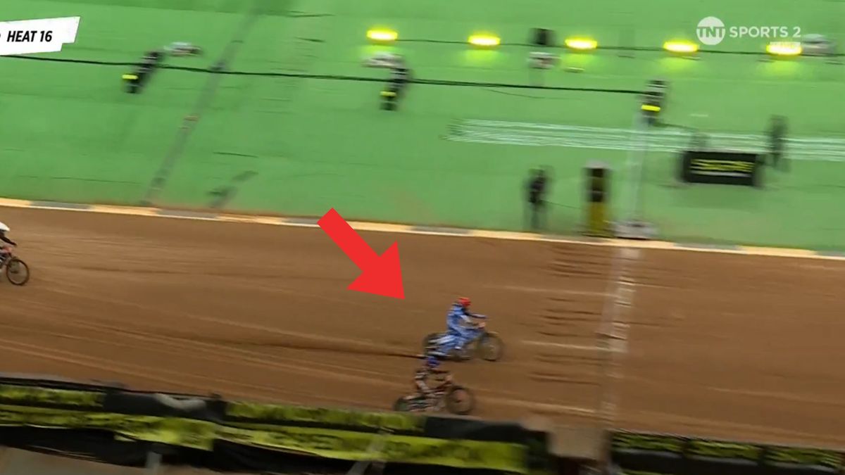 Twitter / SpeedwayGP / Na zdjęciu: Pościg Bartosza Zmarzlika