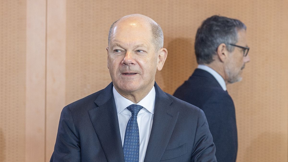 BERLIN, GERMANY - APRIL 02: German Chancellor Olaf Scholz arrives for the weekly federal government cabinet meeting on April 02, 2025 in Berlin, Germany. The current German government is in a caretaker role until the Christian Democrats (CDU/CSU) and the Social Democrats (SPD), who are currently in negotiations, forge their new coalition. (Photo by Maja Hitij/Getty Images)