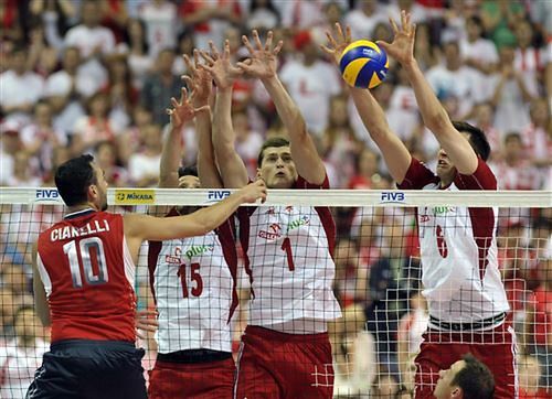 Antonio Ciarelli w starciu z polskim potrójnym blokiem (foto:FIVB)