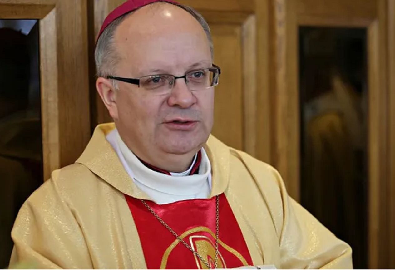 Biskup opolski trafił do szpitala. "Infekcja niewiadomego pochodzenia"