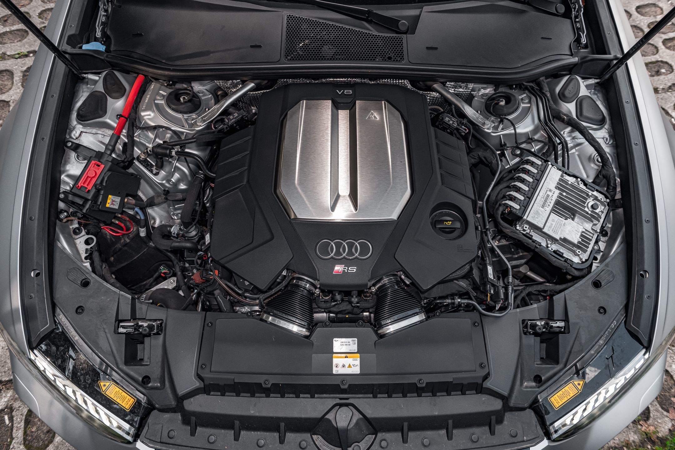 Sercem nowego RS 6 jest 4-litrowe V8 z turbosprężarkami umieszczonymi pomiędzy głowicami, co rozgrzewa pokrywę silnika tak, że można na niej smażyć jajka.  