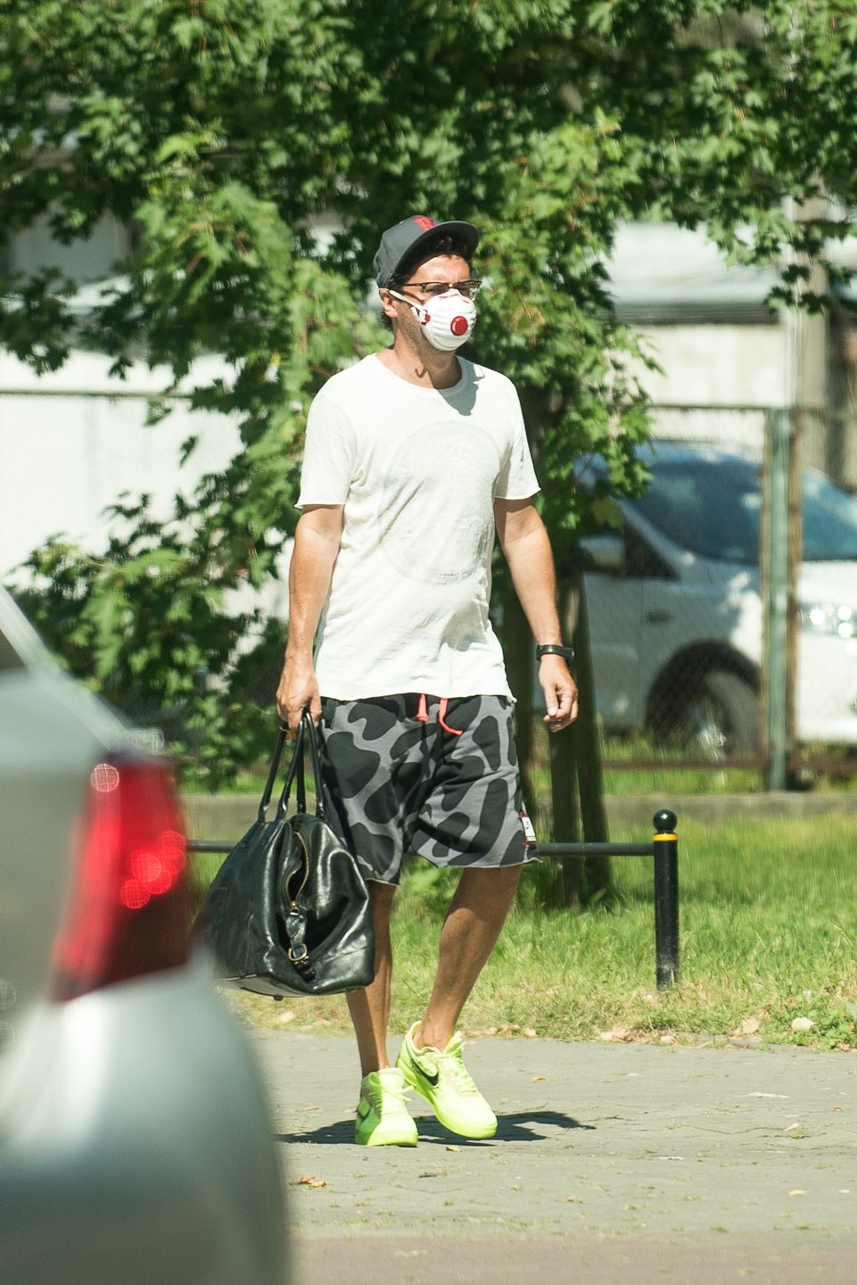Kuba Wojewódzki parkuje w miejscu niedozwolonym i zawraca na przejściu dla pieszych