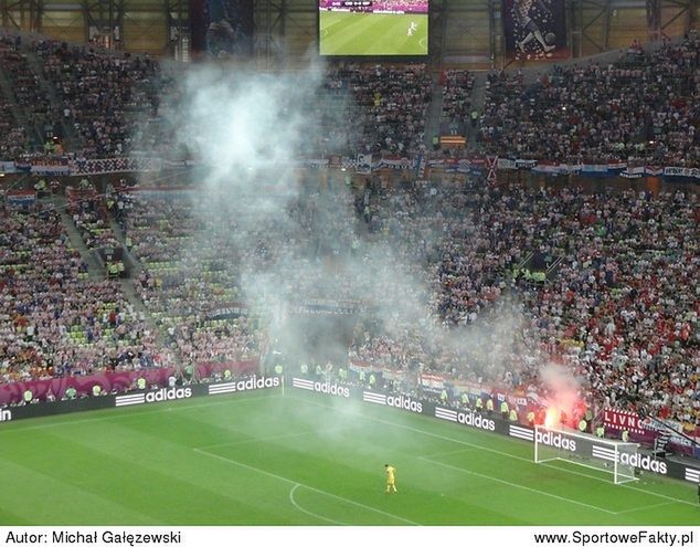 Chorwaci odpalili pirotechnikę na stadionie (fot. Michał Gałęzewski)