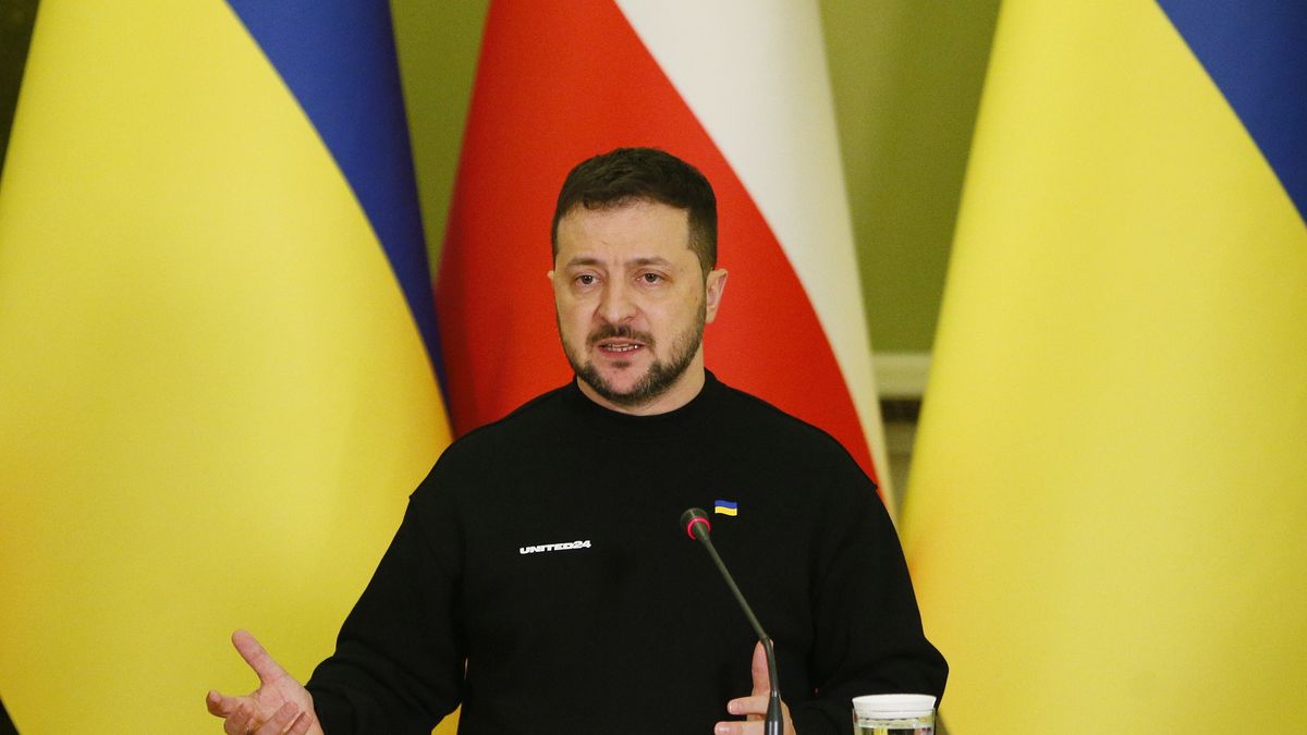 Ukraine's President Volodymyr Zelensky attends a joint press conference with his Polish counterpart Mateusz Morawiecki (not pictured) following their meeting in Kyiv, Ukraine, 24 February 2023. Morawiecki arrived in Ukraine to meet with top officials on the day Ukraine marks one year since Russian troops entered its territory. EPA/STEPAN FRANKO Dostawca: PAP/EPA.