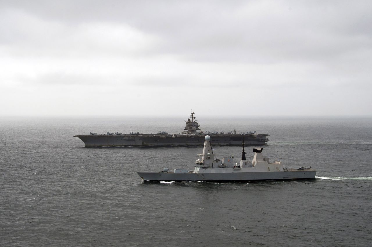 USS Enterprise i HMS Diamond