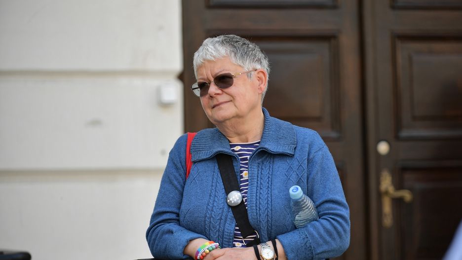 Warszawa. 04.06.2021. Aktywistka Katarzyna Augustynek znana jako Babcia Kasia przed Biurem RPO 