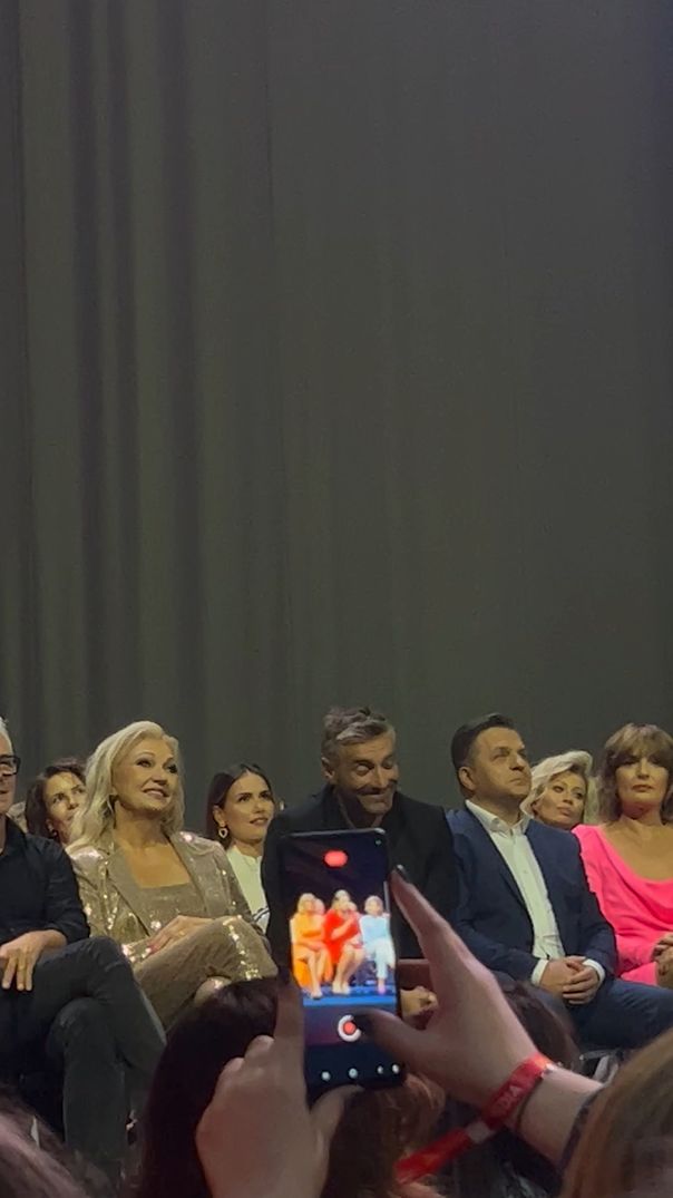Maciej Dowbor stroi miny podczas przemówienia Elżbiety Romanowskiej