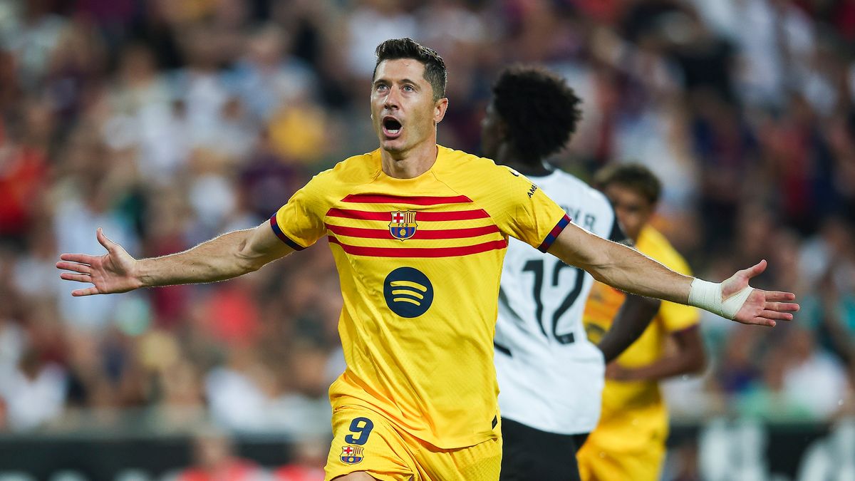 Getty Images / Eric Alonso / Na zdjęciu: Robert Lewandowski strzelił dwa gole, dzięki czemu FC Barcelona pokonała Valencię