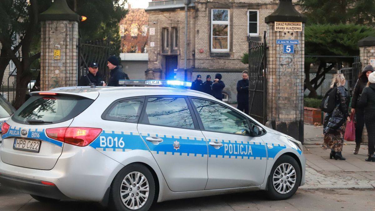 Archiwum Polska Press 2024
20.11.2024 WROCLAW
GAZETA WROCLAWSKA
WROCLAW, DAWIDA 5, ZESPOL SZKOL ZAWODOWYCH NR 5, EWAKUACJA, NA SALI GIMNASTYCZNEJ ZNALEZIONO BOMBE
JAROSLAW JAKUBCZAK/POLSKA PRESS
SZKOLA POLICJA EWAKUACJA NIEWYBUCH BOMBA SALA GIMNASTYCZNA REMONT UCZNIOWIE
JAROSLAW JAKUBCZAK/POLSKA PRESS