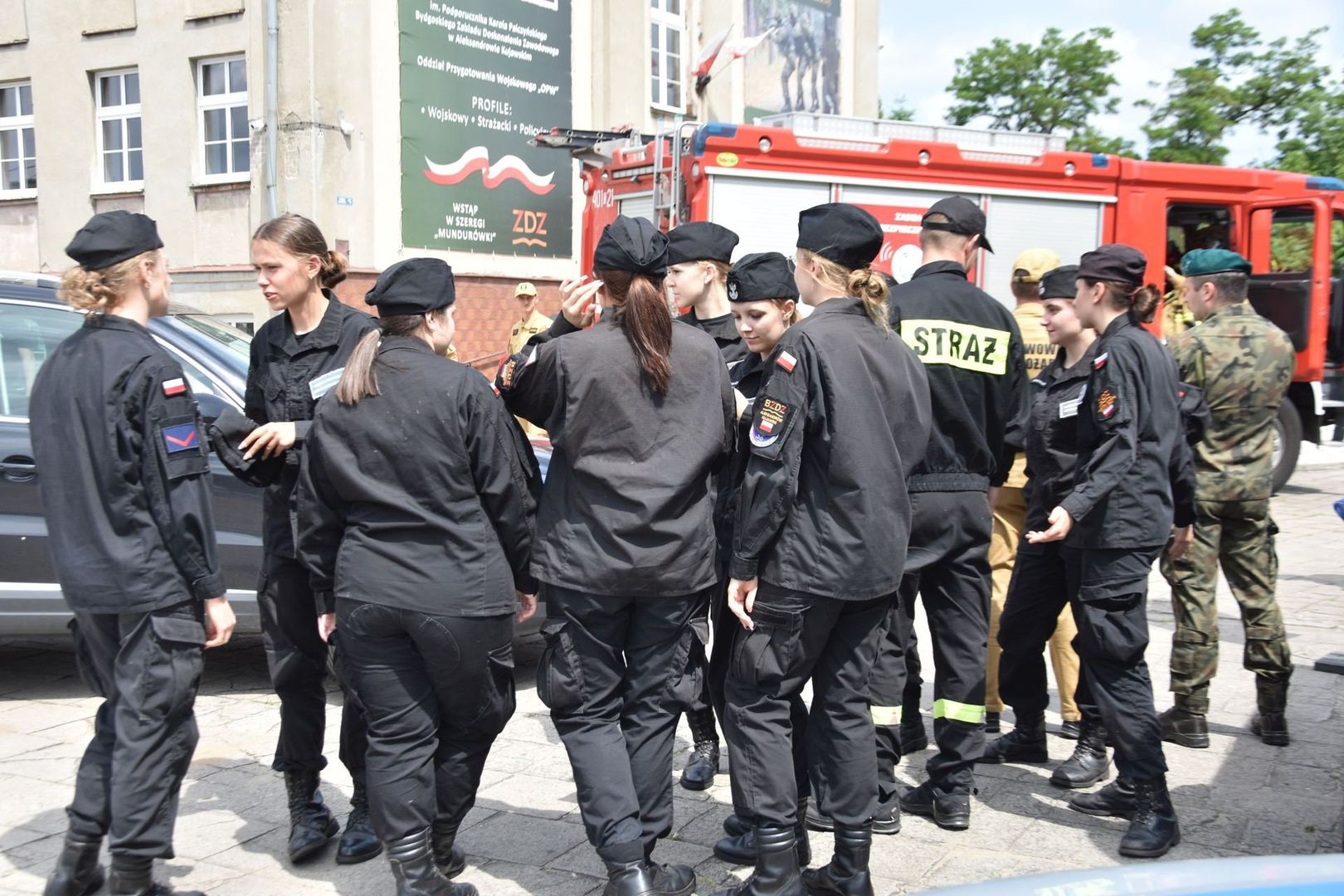 Piknik w Aleksandrowie Kujawskim promujący służbę w policji, a także  straży i wojsku 