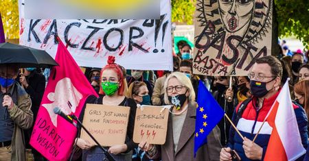 Berlin. Protesty kobiet przed ambasadą i rezydencją ambasadora Andrzeja Przyłębskiego