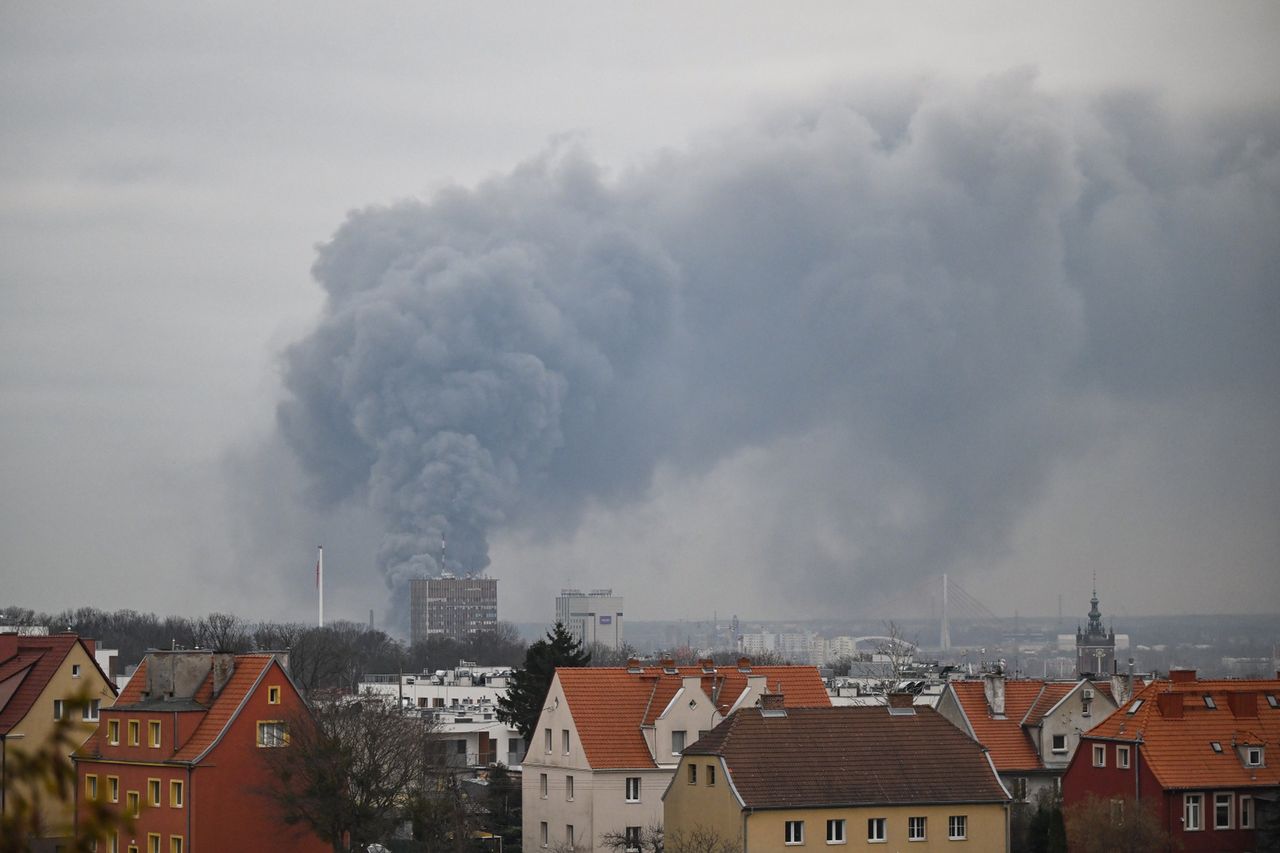 Kłęby dymu nad Gdańskiem. Płonie zabytkowa hala