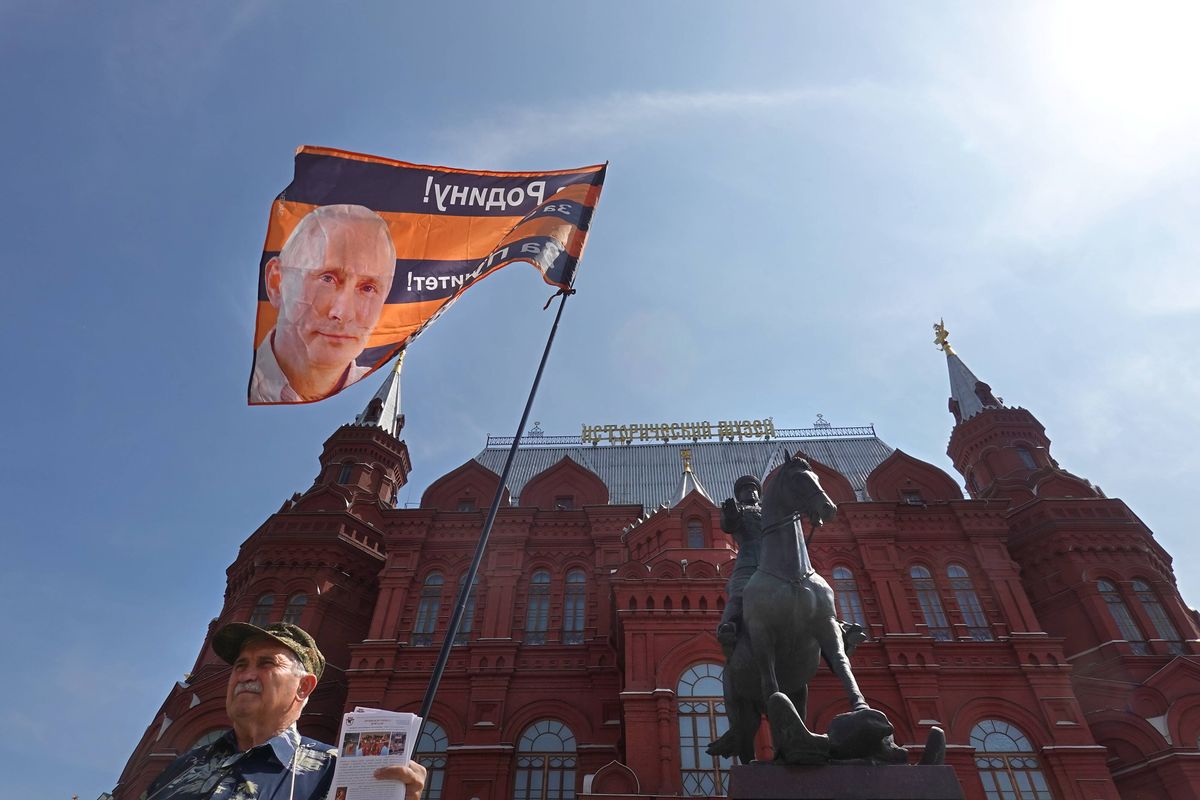 Jednoosobowy wiec poparcia dla Putina  przed pomnikiem marszałka Żukowa na Maneżnym Placu przed Kremlem w Moskwie, 25 czerwca 2023 roku