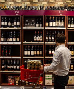 Alkohol mocno promowany. Przez 5 miesięcy 400 tys. razy promowano trunki w polskich sklepach