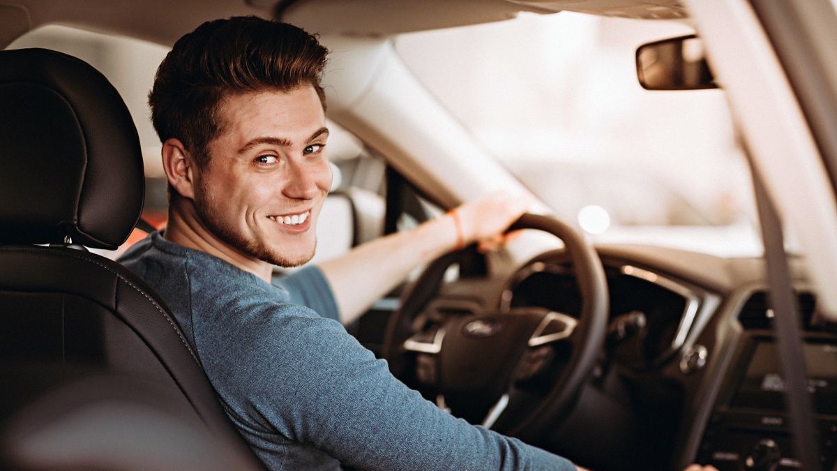 samochód car auto mężczyzna w samochodzie leasing kredyt samochodowy 