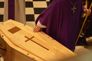 Afera o pieniądze. Ksiądz odmówił pogrzebu. Szokujące słowa z ambony