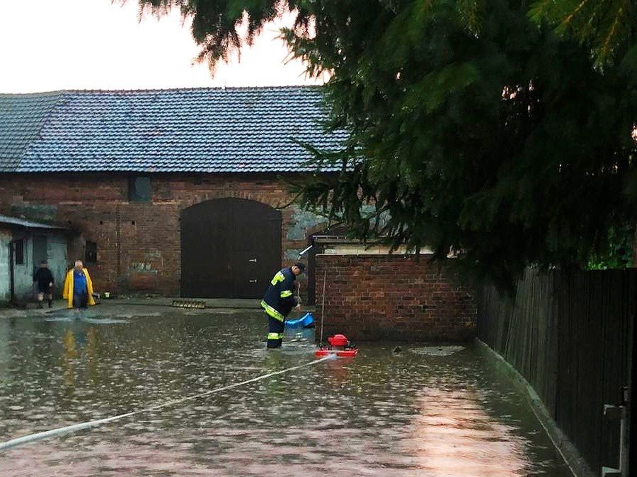 Nagranie z Sieradza niesie się po sieci. Ulice miasta niczym jezioro