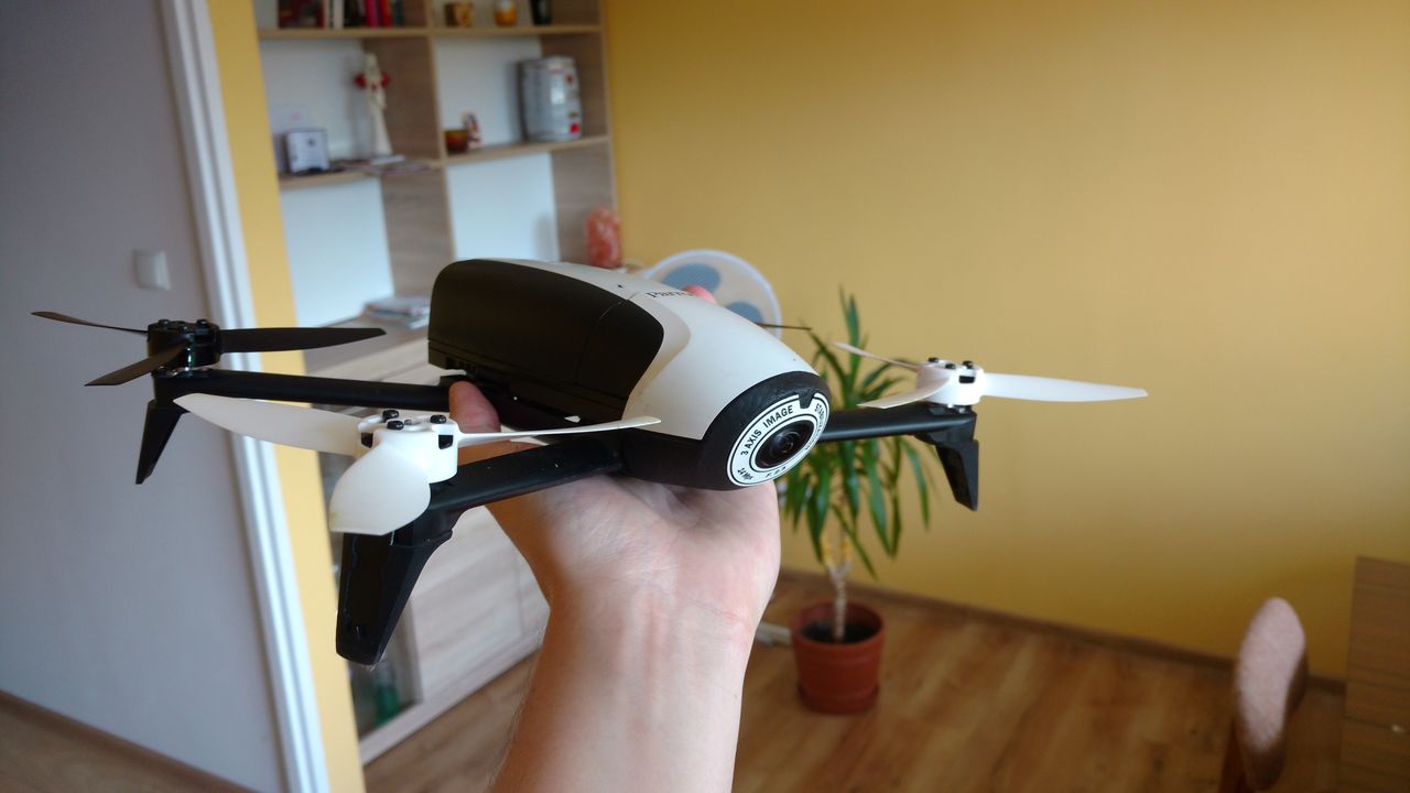 Parrot Bebop 2 — wielozadaniowy dron dla początkujących pilotów