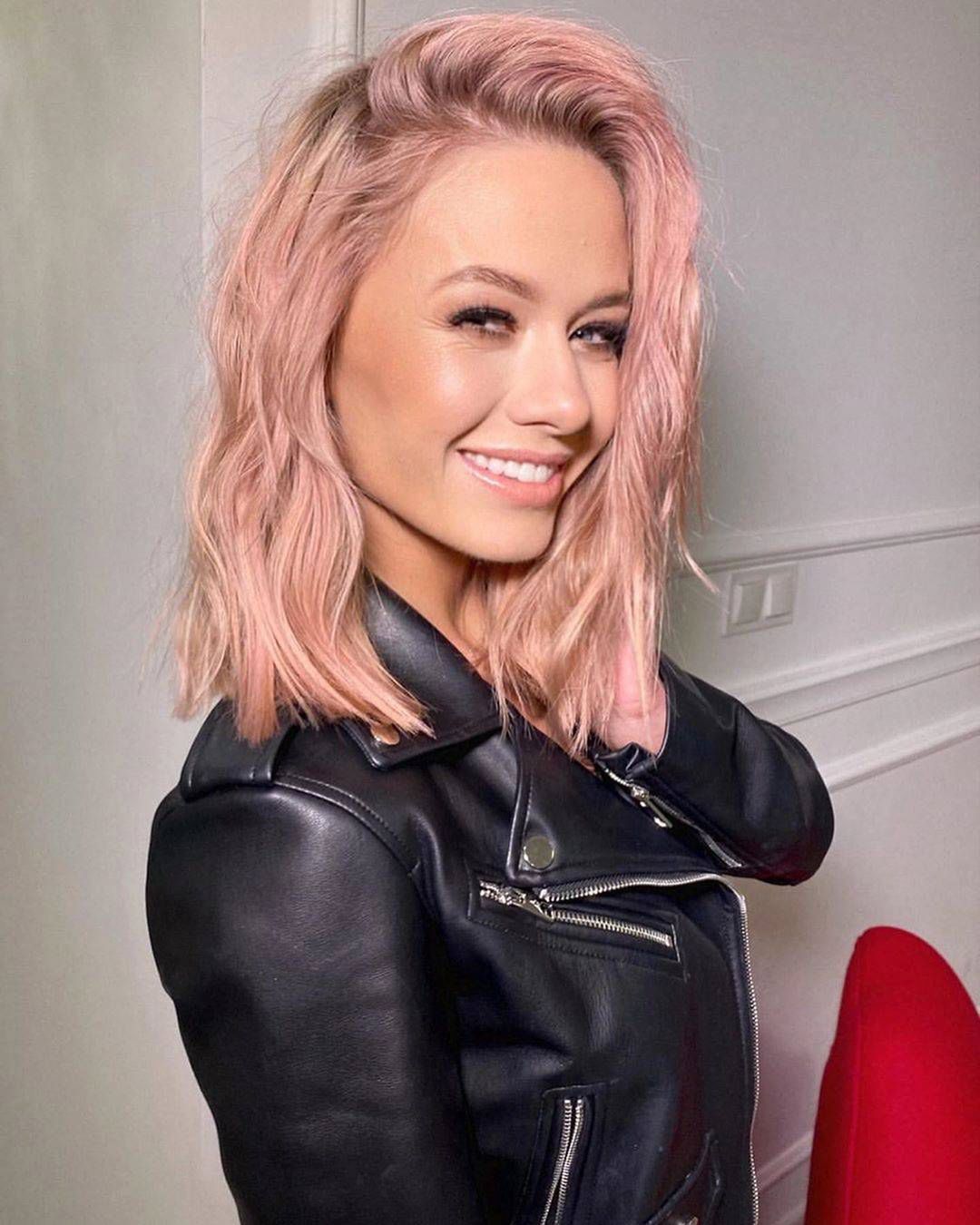 Kasia Dziurska w różowych włosach