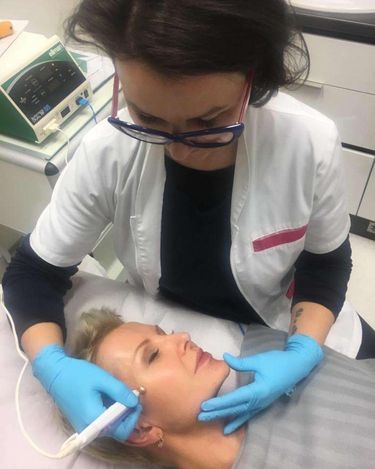 Joanna Racewicz poprawia sobie twarz w klinice medycyny estetycznej