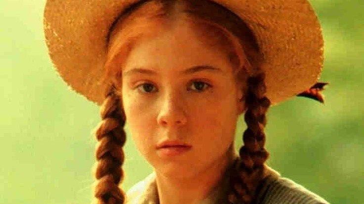 To ona 38 lat temu grała Anię z Zielonego Wzgórza. Miała wtedy 17 lat. Dziś Megan Follows, czyli Ania Shirley z filmów o Ani z Zielonego Wzgórza ma 55 lat.Zobacz w naszej galerii, jak teraz wygląda Megan Follows, czyli Ania z Zielonego Wzgórza &gt;&gt;&gt;&gt;&gt;