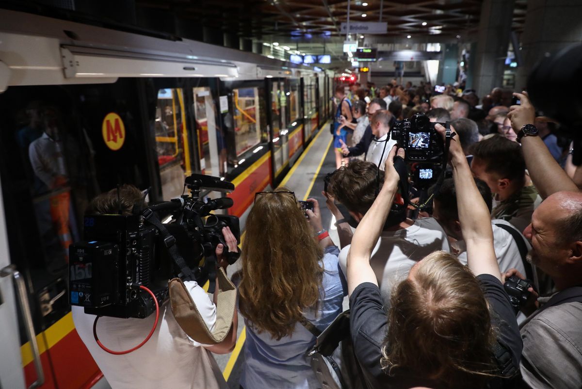 Warszawa, 30.06.2022. Warszawskie metro, 30 bm. gdzie odbyła się konferencja prezydenta stolicy i Europejskiej Komisarz ds. Polityki Regionalnej nt. otwarcia nowego odcinka drugiej linii metra, obejmującego stacje Ulrychów i Bemowo. (aldg) PAP/Tomasz Gzell