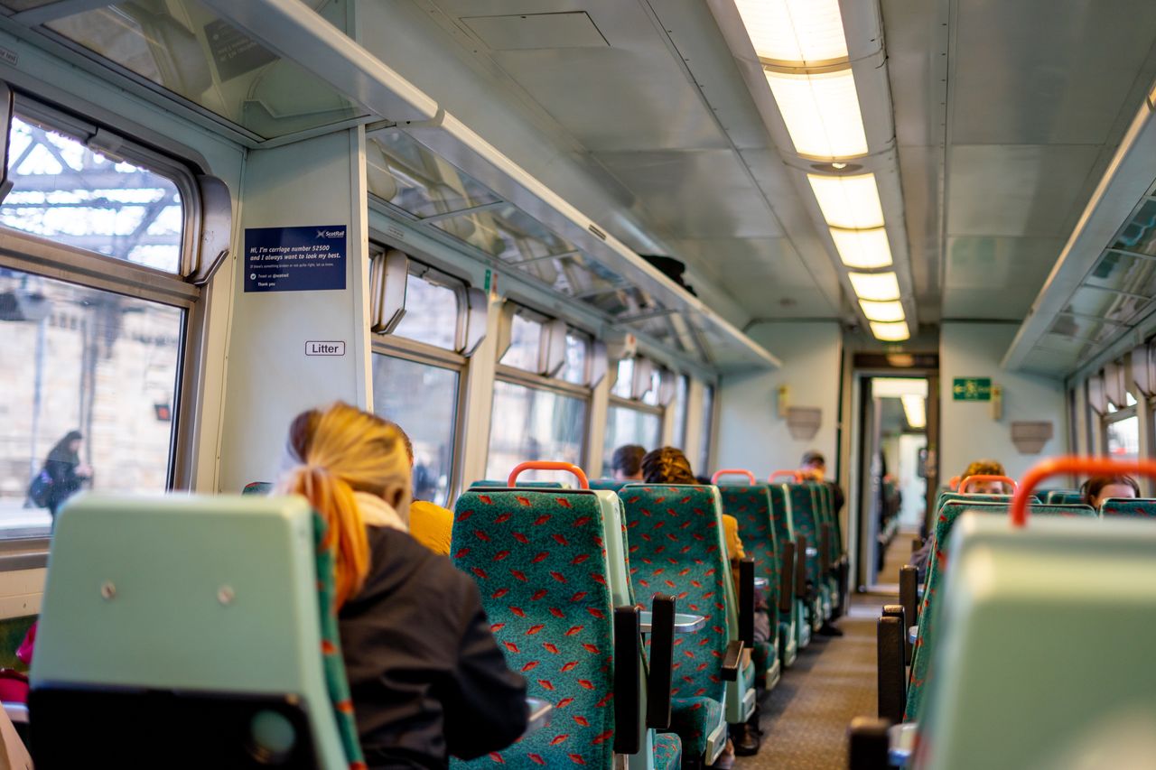 Ustawowe ulgi na przejazdy transportem publicznym - kto może skorzystać?