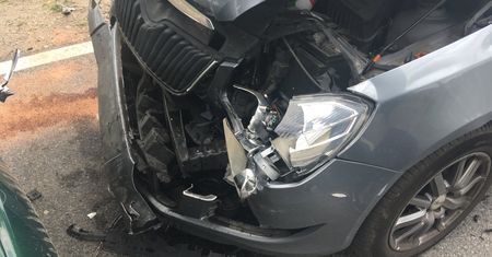 Miał niegroźną kolizję, drugie auto się złamało. Sprawa może trafić do sądu