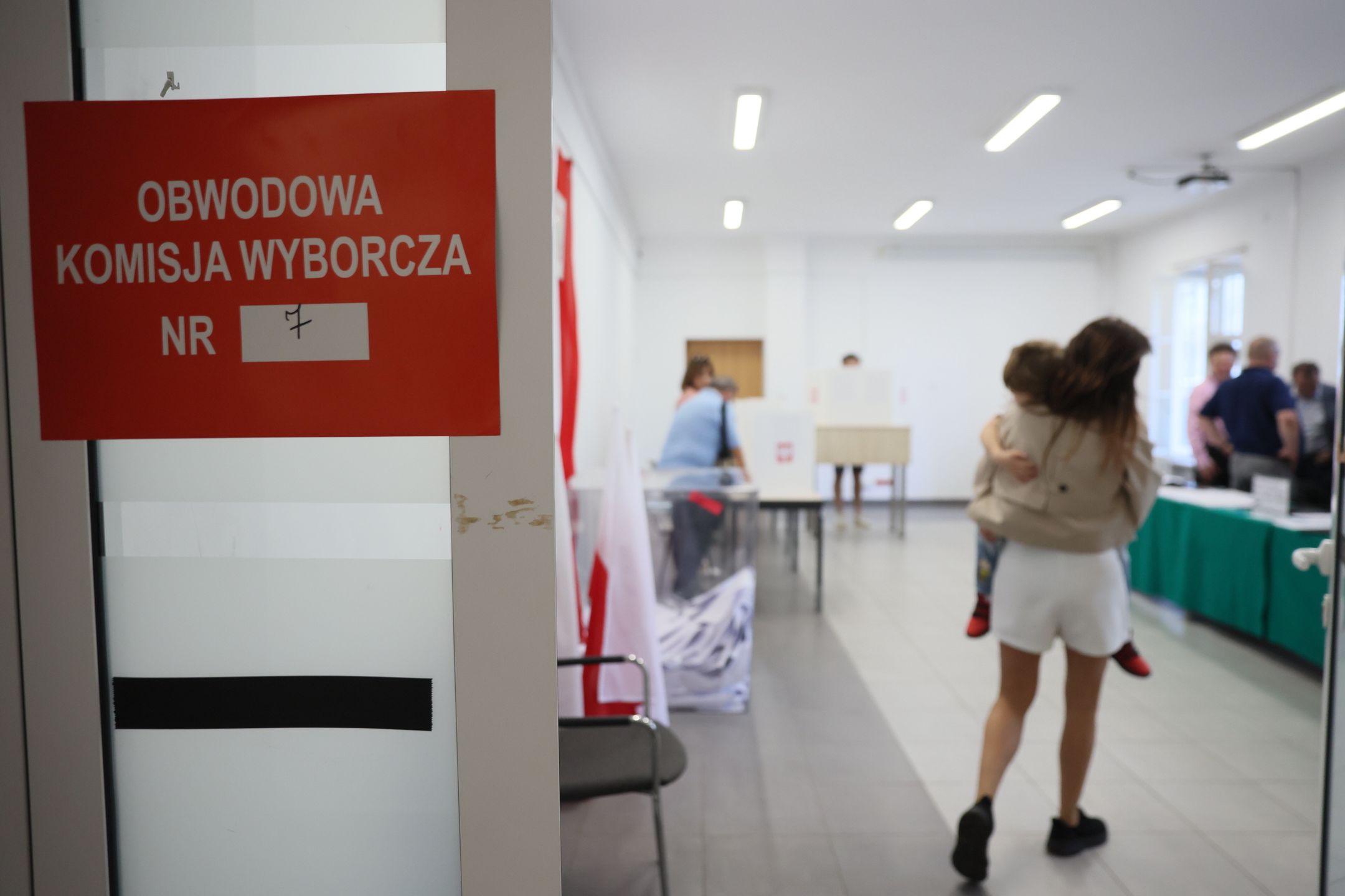 Warszawa, 07.04.2024. Wybory samorządowe 2024. Głosowanie w lokalu wyborczym w Centrum Pomocy Społecznej przy Konwiktorskiej 3/5 w Warszawie, 7 bm. Trwa głosowanie w wyborach samorządowych. Do jego zakończenia obowiązuje cisza wyborcza. (jm) PAP/Leszek Szymański