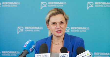 Zakaz telefonów komórkowych w szkołach od września. "Decyzja przyspieszona"