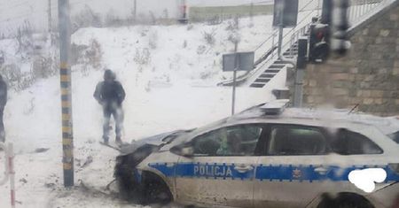 Radiowóz wjechał na czerwonym świetle. Policjant dostał mandat