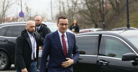 Morawiecki bez ochrony. Sąsiedzi: "Przeganialiśmy ich z parkingu"
