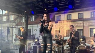 Justine Berg z zespołem na sandomierskiej Starówce. Zabrzmiały największe przeboje grupy MAANAM. Zobacz zdjęcia