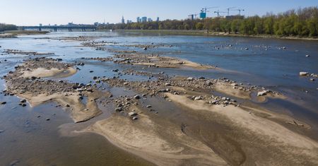 Susza w Polsce. Hydrolog: W piątek poziom wody w Wiśle w Warszawie osiągnie 50 cm