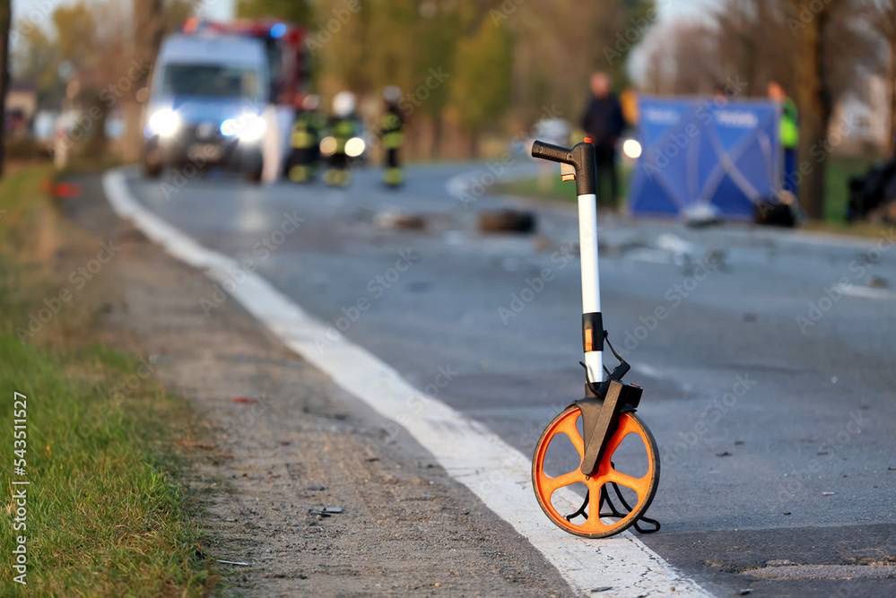 Motocyklista rozbił się na DK1 na Śląsku. Wjechał w przydrożne bariery. Wypadek spowodował spore utrudnienia