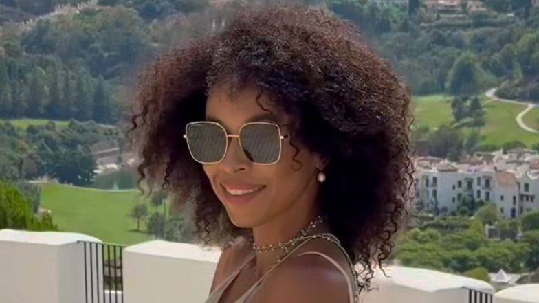 Omenaa Mensah pozuje z synem